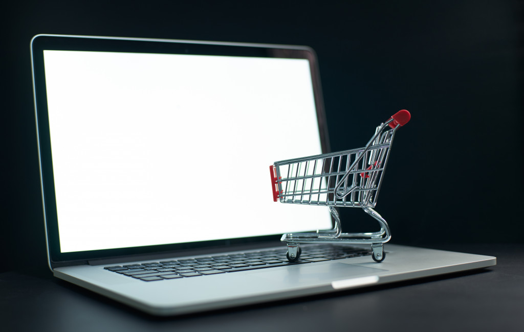 A small shopping cart on a laptop with a white screen